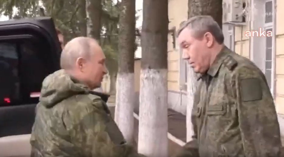 Putin, askeri üniformayla komuta merkezini ziyaret etti