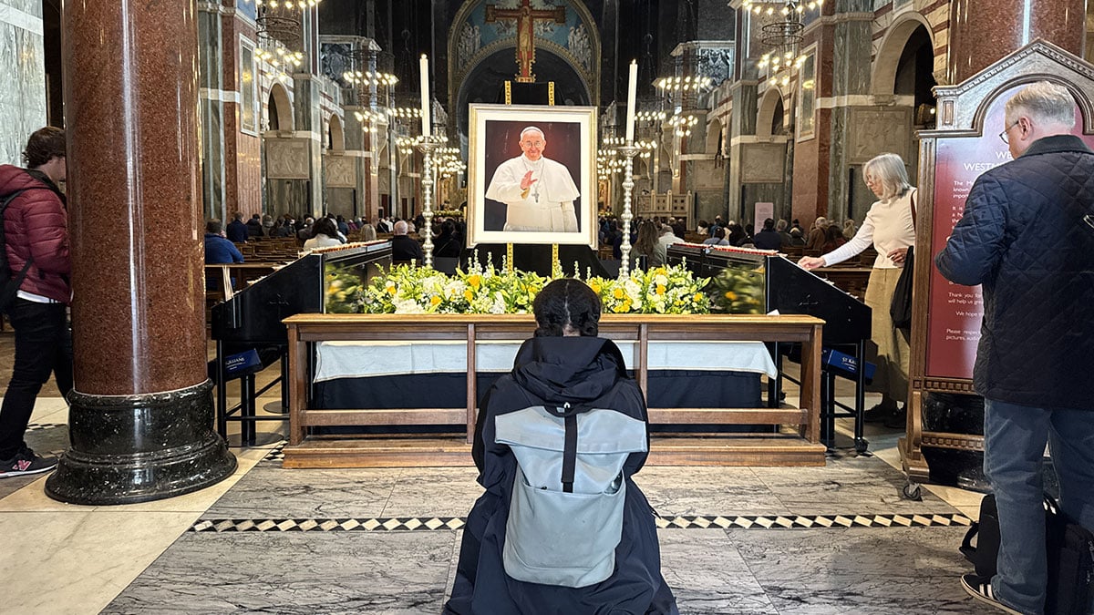 İngiltere’de Katolikler, Papa için kiliselere akın etti