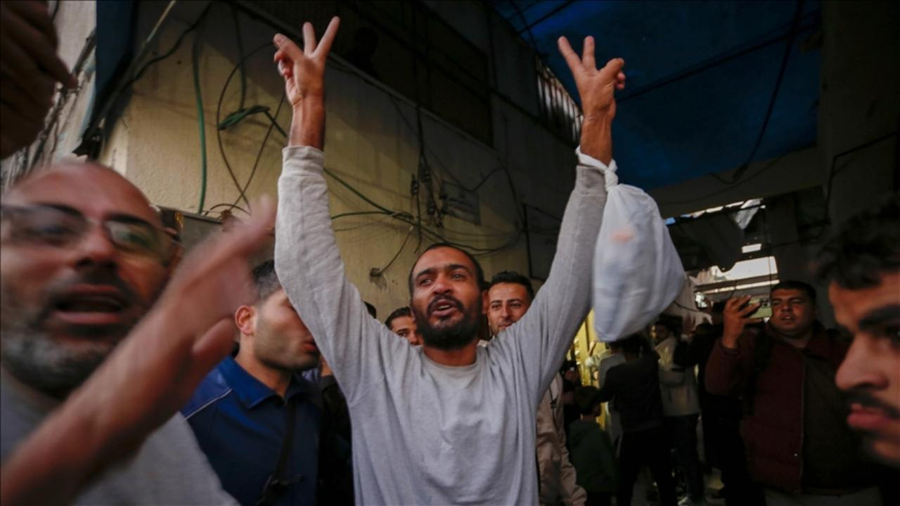 İsrail, alıkoyduğu 7 Filistinli esiri özgür bıraktı